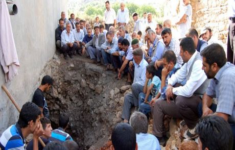 İmamın Rüyasını Duyan Çukurun Başına Toplandı
