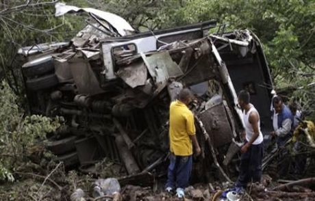 Otobüs Uçuruma Yuvarlandı: 26 Ölü