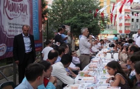 İftarda Yemeklerini Komşularıyla Paylaştılar