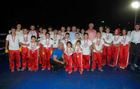 Karasu'da Kick-box Şöleni Yapıldı