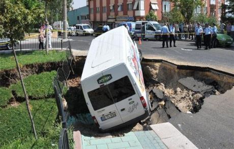 Asfalt Çöktü Minibüs Düştü