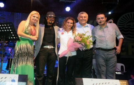 Bir Mutluluk Gecesi Daha