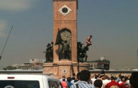 Taksim Meydanı'nda Çıplak Şoku!
