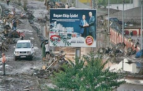 Türkiye Bu Afişi Konuşuyor