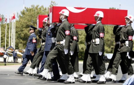 Oğlunun Cenazesinin Önünü Kesti