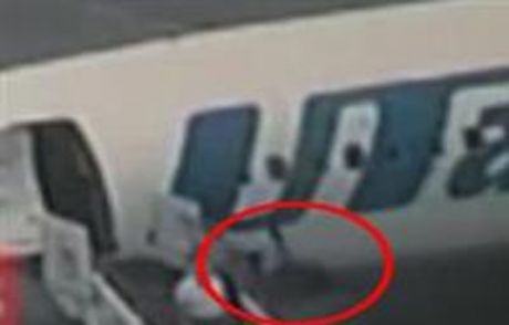 Yolcu Kendini Uçaktan Attı