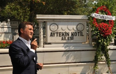 Aytekin Kotil, Mezarı Başında Anıldı