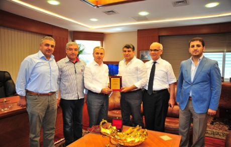Başkan Uzun Ziyaretçilerini Makamında Ağırladı