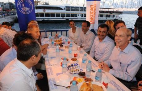İftariyeyi Abd'li Bakan Yardımcısı Dağıttı