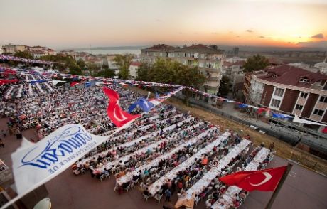 Halk Sokak İftarlarında Bir Araya Geliyor