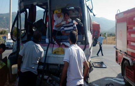 İzmir'de Trafik Kazası: 26 Yaralı