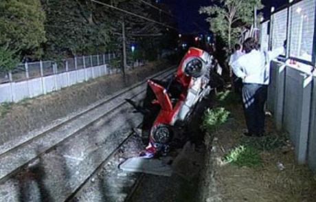 Lüks Aracıyla Tren Yoluna Uçtu!