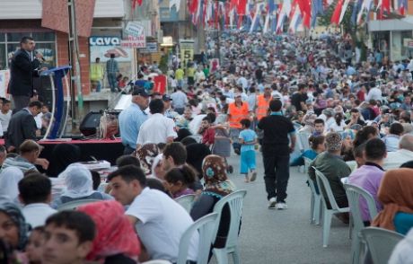 İftar Bereketi Antalya Caddesi'ne Sığmadı