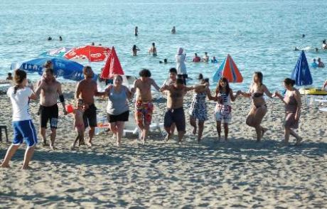 Turistler Plajda Stres Attılar