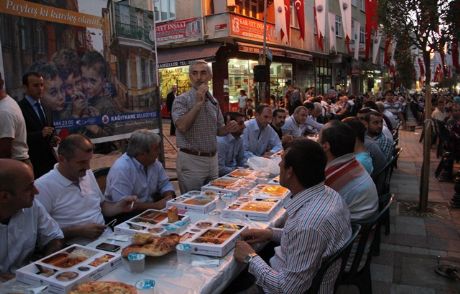 Ortabayırda İftar Sofrası