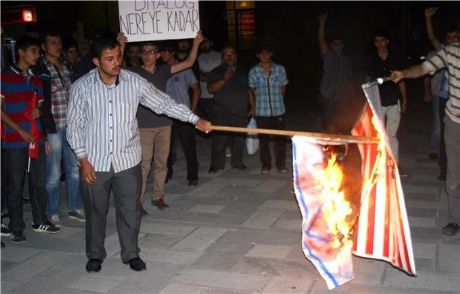 Londra'da Abd Ve İsrail Bayrakları Yakıldı