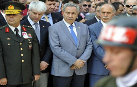 Şehit Cenazesinde Arınç'a Protesto