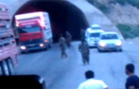 Pkk Yol Kesip Araç Yaktı