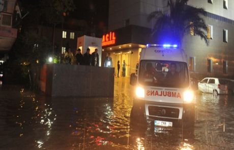 Sağanak 70 Cm'lik Birikintiler Oluşturdu