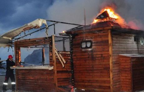 Sahildeki Büfe Alev Alev Yandı