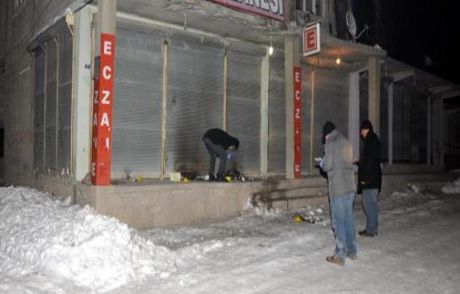 Van'da Eczaneye Molotof Atıldı