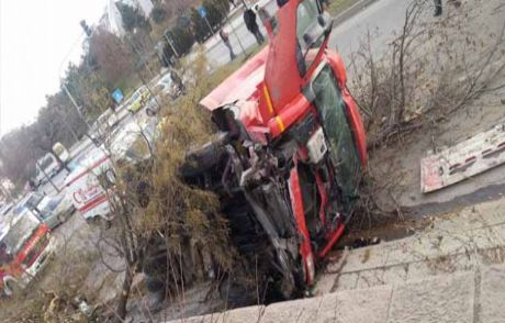 Aşırı Hızlı Kamyon Üç Ağaca Çarpıp Durdu