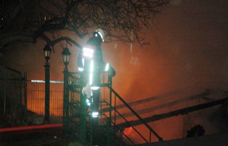 Kadıköy'de Geceyi Alevler Aydınlattı