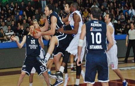 Efes 2012'ye Galibiyetle Veda Etti