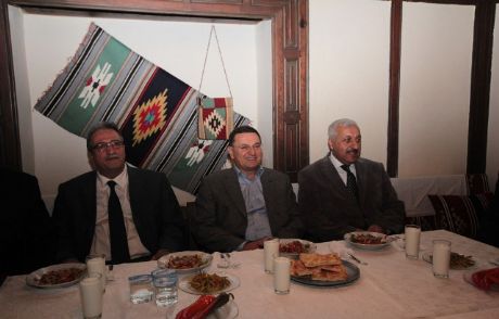 Teksöz, Başkan Savaşı Övmekle Bitiremedi