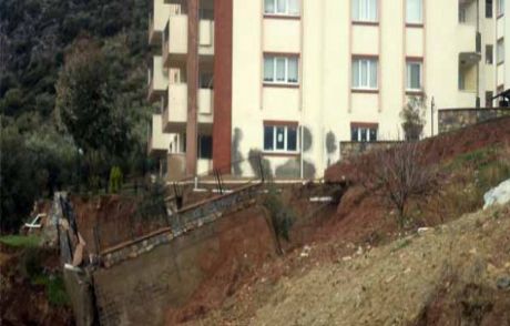 Sağanak İstinat Duvarını Yıktı