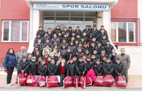 Sinpaş Gyo Çocukları Giydiriyor