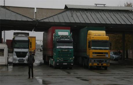 İhh'nın Tırları Bombalar Altında Suriye'ye Girdi