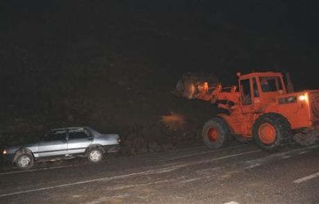 Kaya Parçaları Karayoluna Düştü!