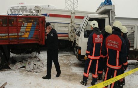 Freni Donan Kamyon Garaja Daldı