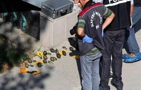 Kars'da 15 El Bombası Ele Geçirildi