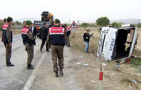 Polis Otobüsü Devrildi: 23 Yaralı