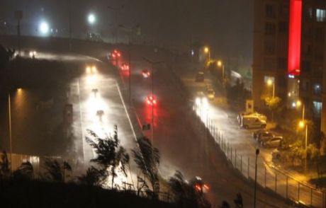 İstanbul'da Şiddetli Fırtına Ve Yağmur