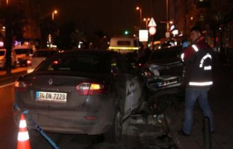 Kaza Yaptı, 3 Kişiyi Bıçakladı, Araç Gasp Etti