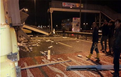 İstanbul'da Vinç Çarptı Köprü Çöktü!
