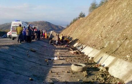 Isparta'da Midibüs Şarampole Yuvarlandı