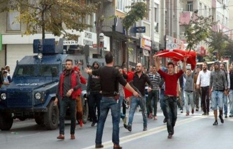 Hdp Binası Kuşatıldı: 50 Kişi Mahsur!