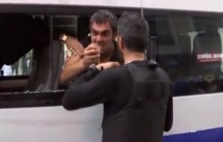 Ekip Otosunun Camını Kafa Atarak Kırdı