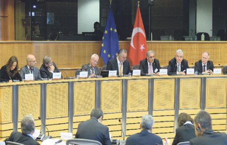 Kıbrıs Çözülmezse Ab'ye Üyelik Olmaz