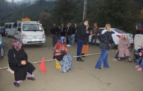 Rizeli Ev Kadınlarından Yol Kapatma Eylemi