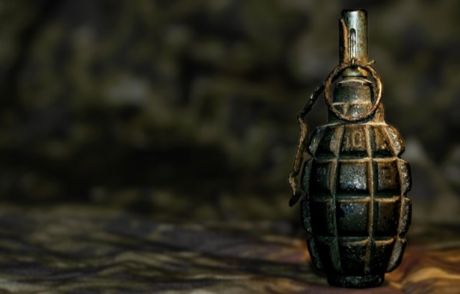 Okulda El Bombası Patladı