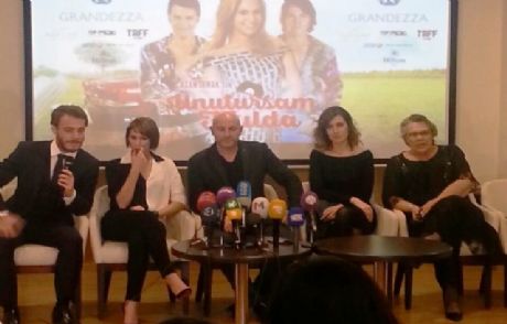 Işıl Yücesoy Ve Kerem Bursin'e Sevgi Seli