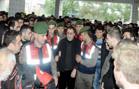 Oğlunun Cenaze Namazını Böyle Kıldı