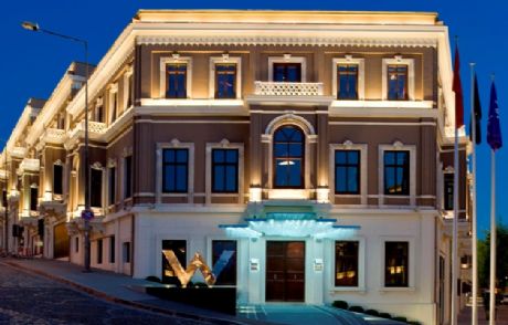 W İstanbul 1 Aralık'ta Kırmızıya Bürünüyor
