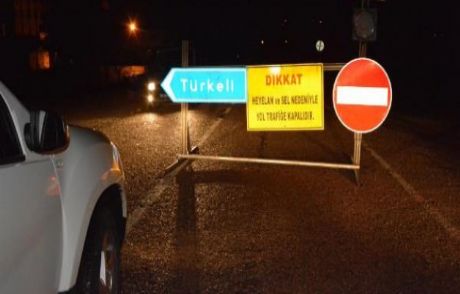Sağanak Yağış Yolu Ulaşıma Kapattı
