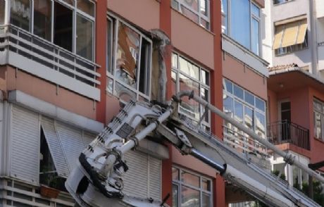 Kadıköy'de Vinç Binanın Üzerine Devrildi